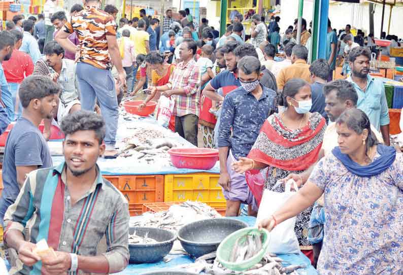 மீன் மார்க்கெட்டில் குவிந்த பொதுமக்கள்