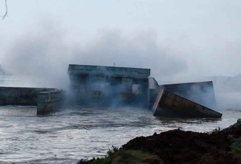 ரூ.25¼ கோடியில் கட்டப்பட்ட அணைக்கட்டு வெடி வைத்து தகர்ப்பு