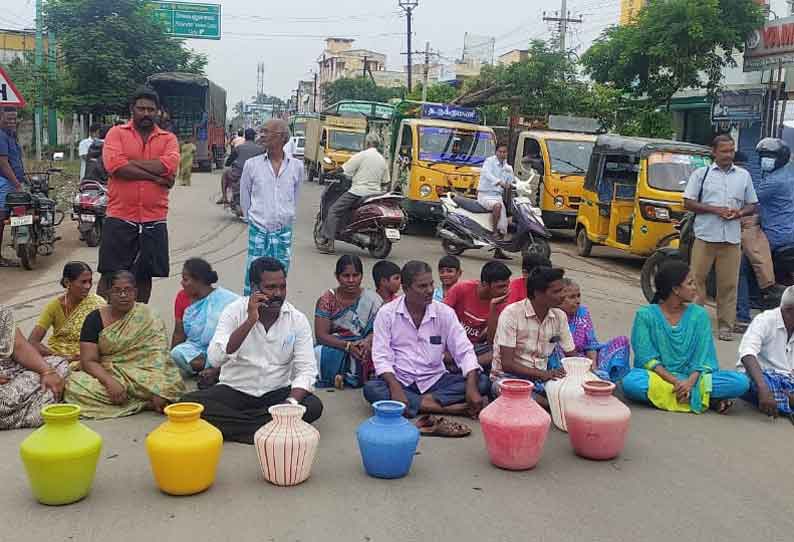 குடிநீர் கேட்டு காலி குடங்களுடன் குடியிருப்புவாசிகள் சாலை மறியல் சிதம்பரம் வண்டிகேட்டில் பரபரப்பு