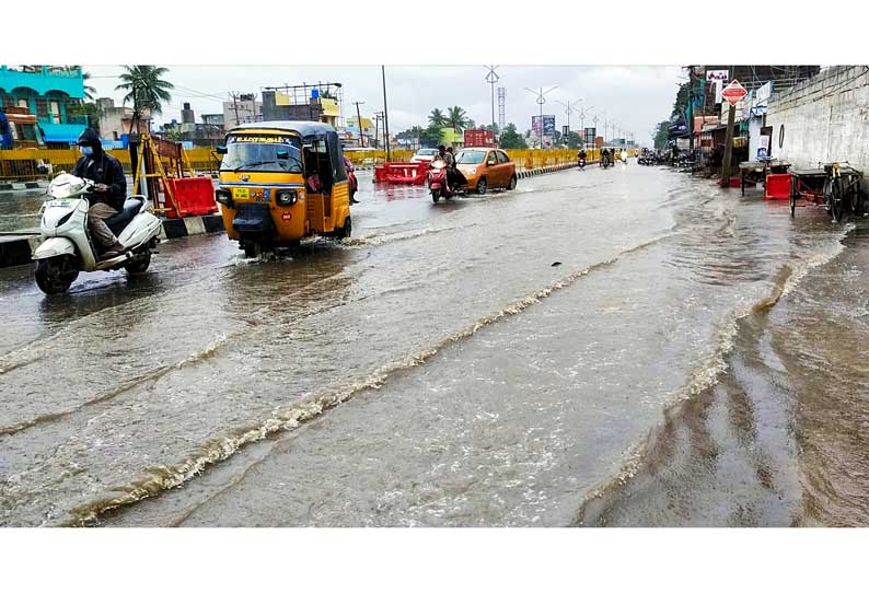 அலைபோல் காட்சி அளித்த மழைநீர்