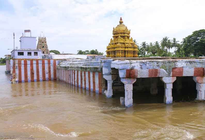 குறுக்குத்துறை முருகன் கோவிலை தண்ணீர் சூழ்ந்தது