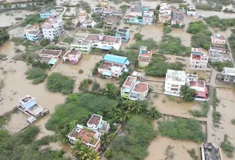 குமரியில் வெள்ளம் வடியாததால் குட்டி தீவுகளாக மாறிய குடியிருப்புகள்