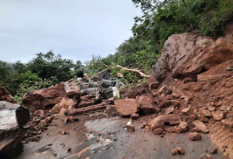 பலத்த மழையால் பர்கூர் மலைப்பாதையில் மண் சரிவு: ராட்சத பாறைகள் ரோட்டில் உருண்டன