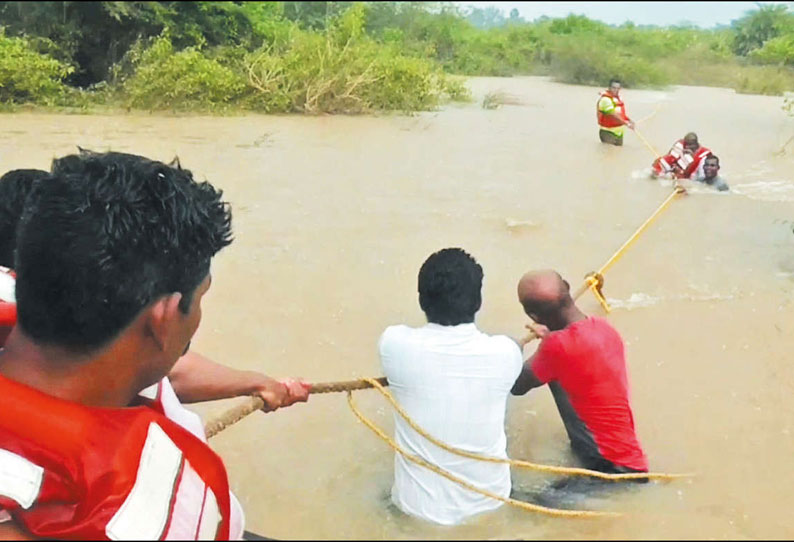 திருத்தணி அருகே கொசஸ்தலை ஆற்று வெள்ளத்தில் சிக்கிய முதியவர் உயிருடன் மீட்பு