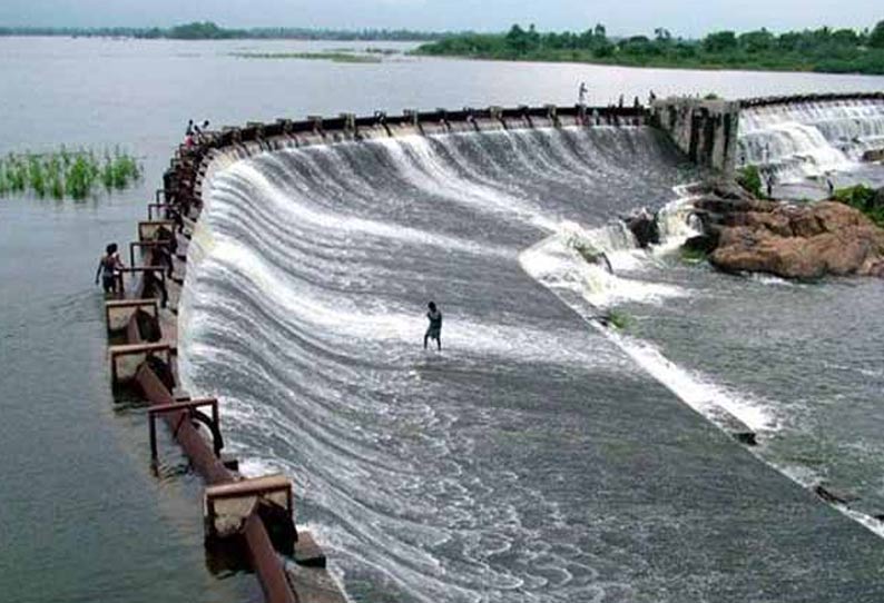 மதுராந்தகம் ஏரியில் இருந்து 2,100 கனஅடி தண்ணீர் வெளியேற்றம்