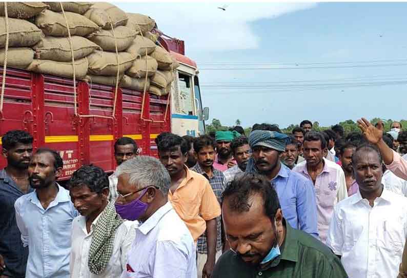 அரிசி மூட்டைகள் ஏற்றிச்சென்ற லாரியை மறித்து  தொழிலாளர்கள் போராட்டம்