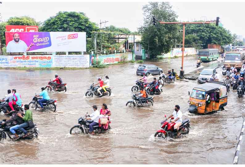 வேலூர் கிரீன் சர்க்கிள் பகுதியில் குளம்போல் தேங்கிய வெள்ளம்