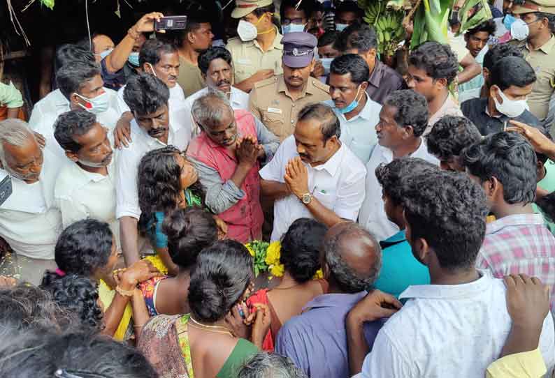 நெல்லிக்குப்பம் அருகே தென்பெண்ணையாற்றில் மூழ்கி மாயமான பட்டதாரி வாலிபரின் உடல் மீட்பு அமைச்சர் சி.வெ.கணேசன் நேரில் அஞ்சலி