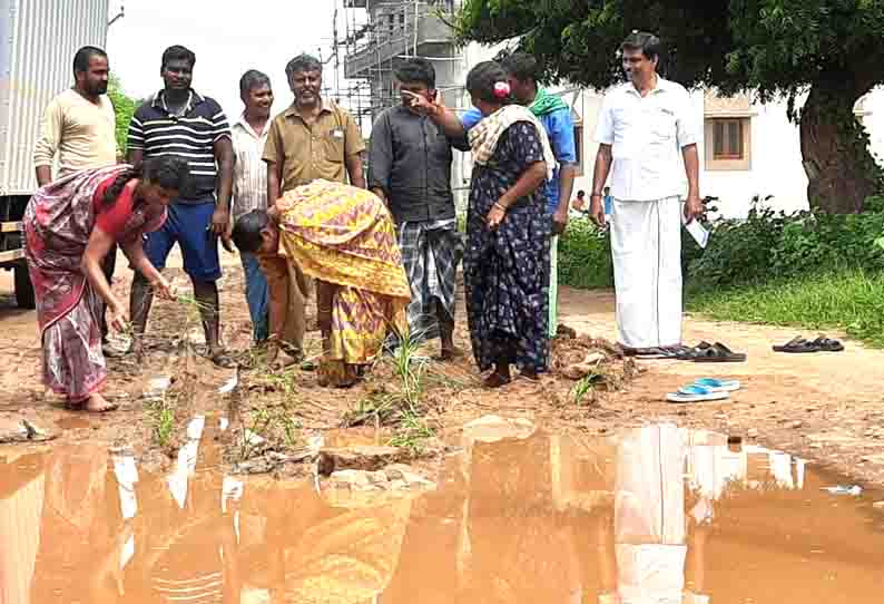 மண் சாலையை சீரமைக்ககோரி நாற்று நடும் போராட்டம்