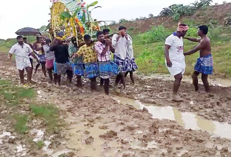 இறந்தவர் உடலை மயானத்திற்கு முழங்கால் அளவு சேற்றில் சுமந்து செல்லும் அவலம்