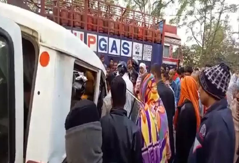 எரிவாயு சிலிண்டர் ஏற்றிவந்த லாரி மீது கார் மோதி விபத்து - 6 பேர் பலி