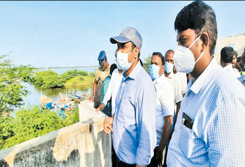 கும்மிடிப்பூண்டி அருகே மீனவ கிராமத்தில் தொகுப்பு வீடுகளை கலெக்டர் ஆய்வு