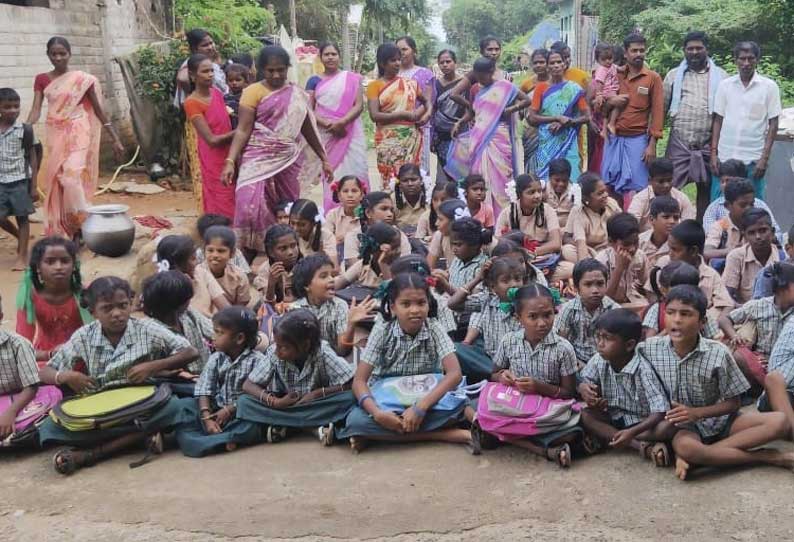 கொடுக்கூர் அரசு பள்ளியில்  அடிப்படைவசதிகள் செய்து தரக்கோரி பெற்றோருடன் மாணவர்கள் போராட்டம்