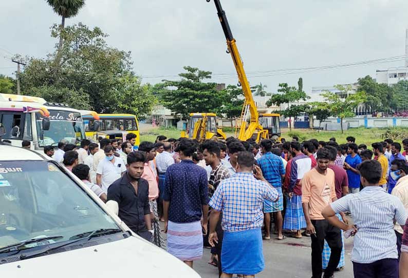 மொபட் மீது கார் மோதி தொழிலாளி பலி; பொதுமக்கள் சாலை மறியல்