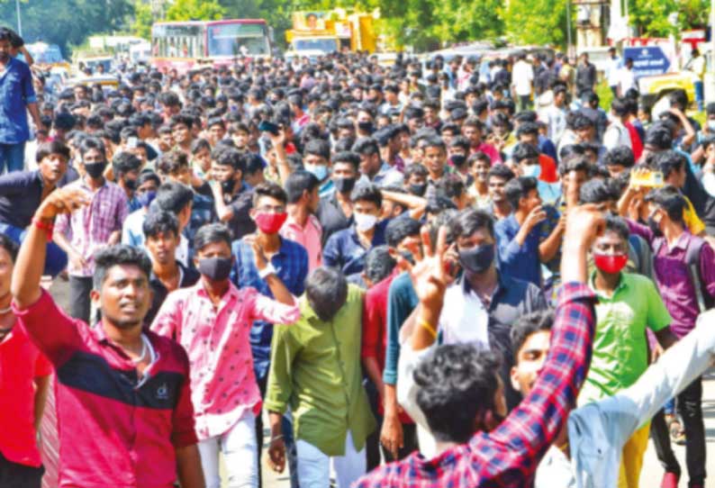 நேரடி தேர்வுகள் நடத்த எதிர்ப்பு: மதுரையில் கல்லூரி மாணவர்கள் 150 பேர் கைது