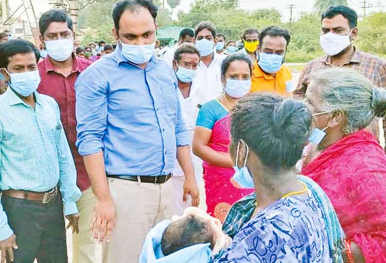 இருளஞ்சேரி, கும்மிடிப்பூண்டி பகுதிகளில் வெள்ளத்தால் பாதிக்கப்பட்ட பகுதிகளில் கலெக்டர் ஆய்வு