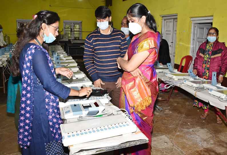 வாக்குப்பதிவு எந்திரங்களை சரிபார்க்கும் பணி