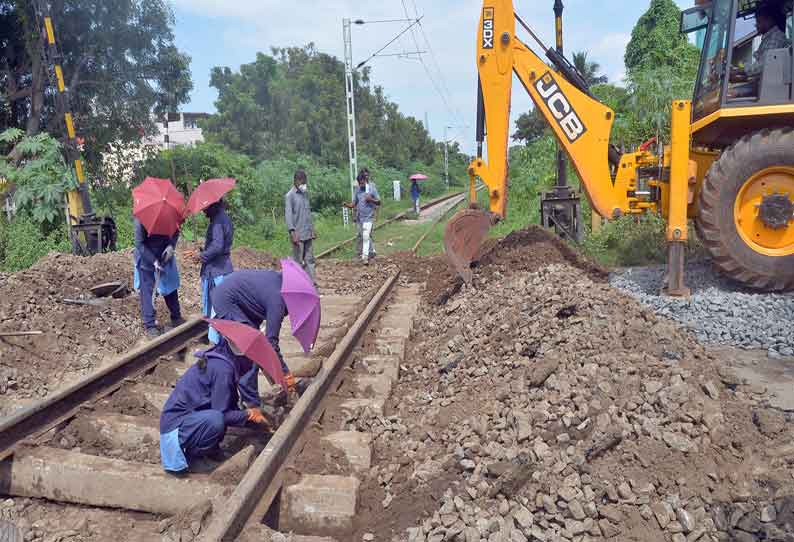 பொள்ளாச்சி குமரன் நகரில் பழுதுபார்க்கும் பணிக்காக ரெயில்வே கேட் மூடல்