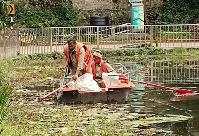 கொடைக்கானல் நட்சத்திர ஏரியில் தேங்கிய பிளாஸ்டிக் கழிவுகள்