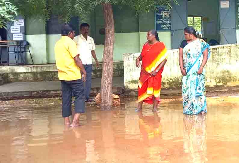 மருந்தாண்டான் வாய்க்கால் பாலம் இடிந்தது