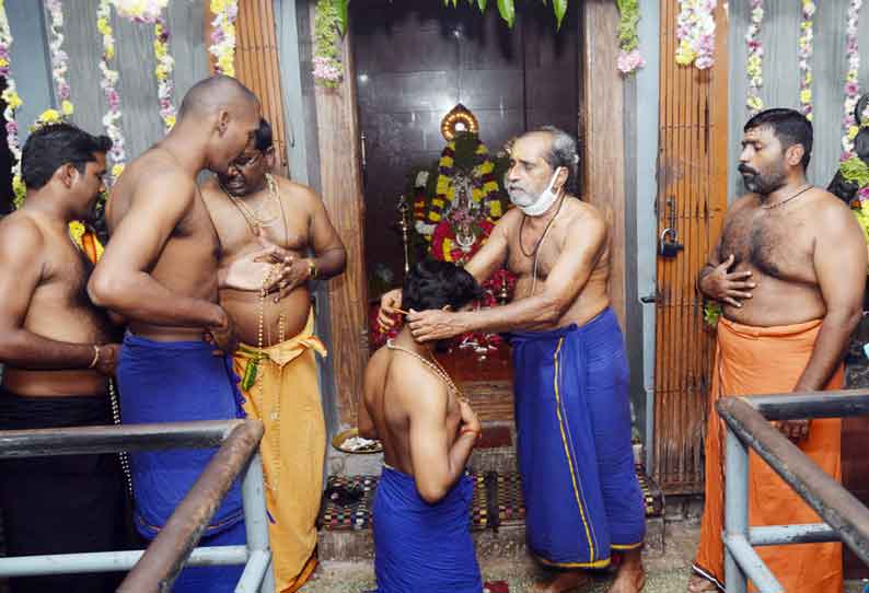 அய்யப்ப பக்தர்கள் மாலை அணிந்து விரதம் தொடங்கினர்