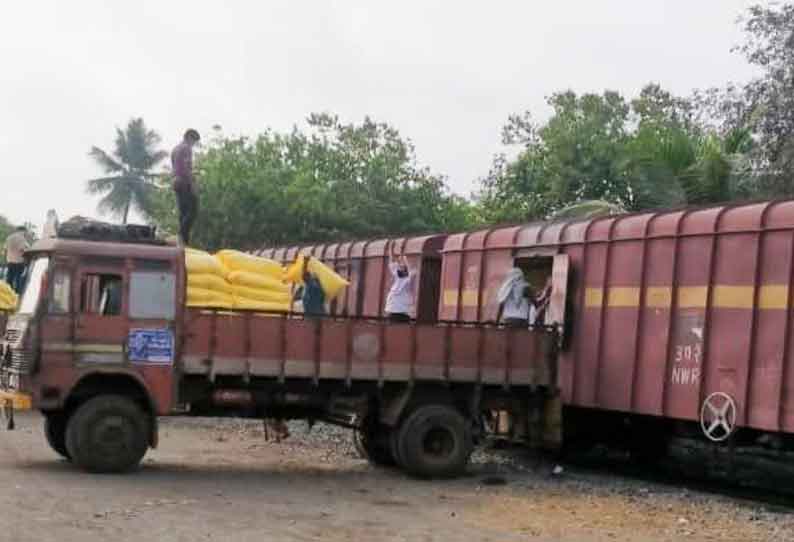 ஆந்திராவில் இருந்து நெல்லைக்கு 1,330 டன் உரம் ரெயிலில் வந்தது