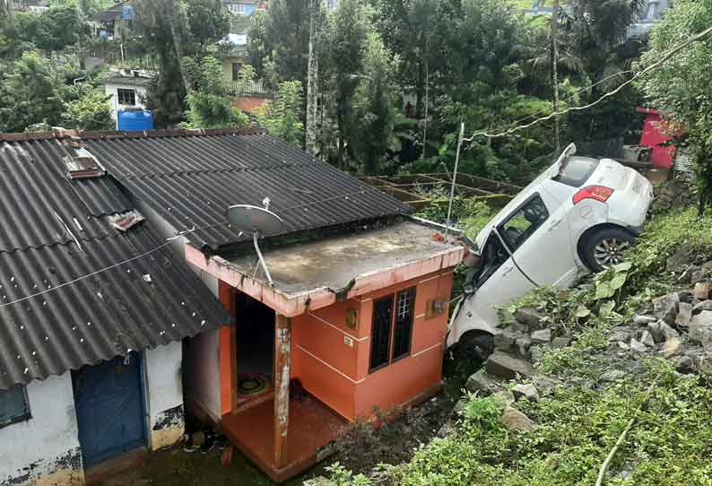 வீட்டின் மீது கார் கவிழ்ந்து விபத்து