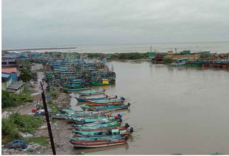 நாகை மீனவர்கள் 10 நாட்களாக கடலுக்கு மீன்பிடிக்க செல்லவில்லை