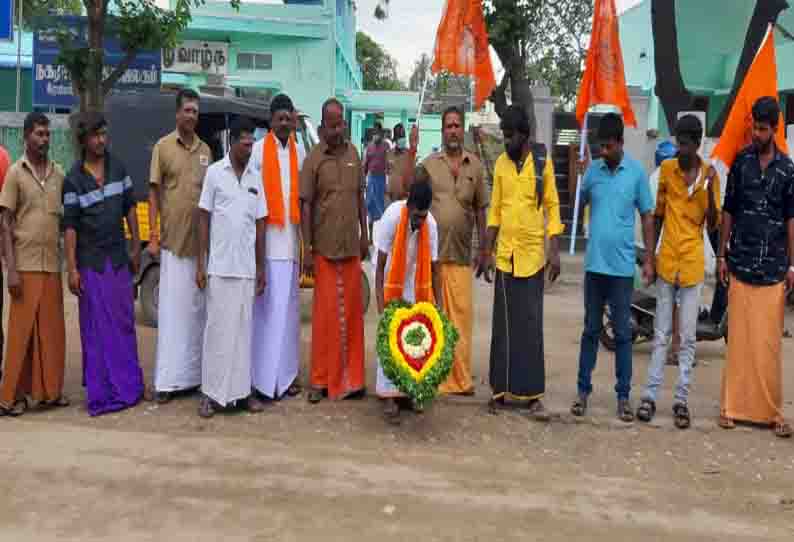 சாலைக்கு மலர்வளையம் வைத்து போராட்டம்