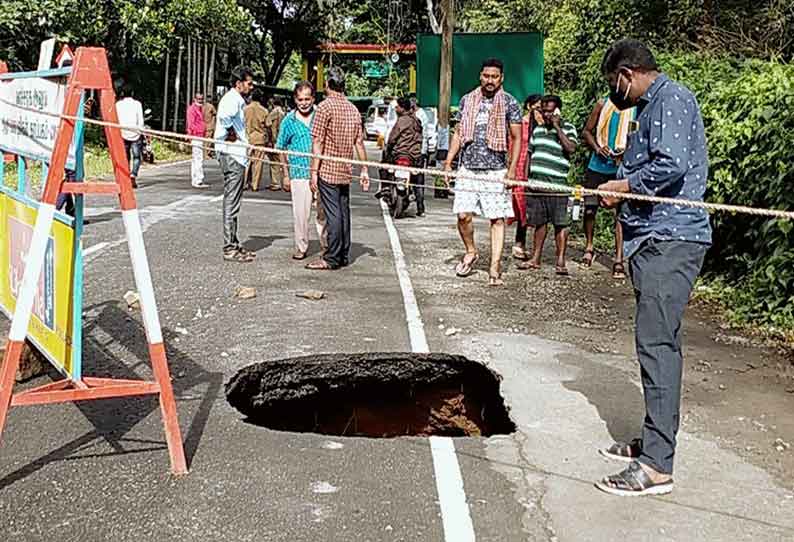 ஆழியாறு பகுதியில் சாலையின் நடுவில் திடீர் பள்ளம்