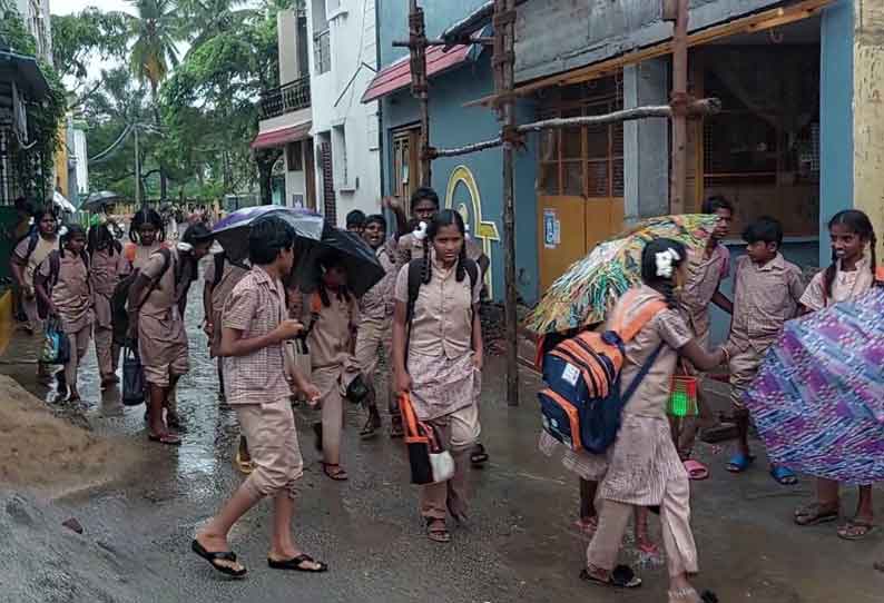 விடுமுறை அறிவிப்பதில் மாவட்ட நிர்வாகம் காலதாத்தால் கொட்டும் மழையில் நனைந்தபடி வீடு திரும்பிய மாணவிகள்