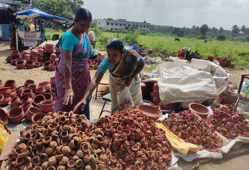 கிணத்துக்கடவில் அகல் விளக்குகள் விற்பனை மும்முரம்