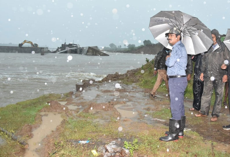 வெடி வைத்து தகர்க்கப்பட்ட தளவானூர் அணைக்கட்டு பகுதியில் கலெக்டர் ஆய்வு