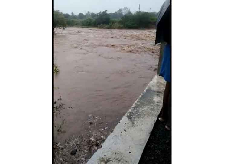 ஒடுகத்தூர் உத்திரகாவிரி ஆற்றில் மேம்பாலத்தை தொட்டு செல்லும் வெள்ளம்