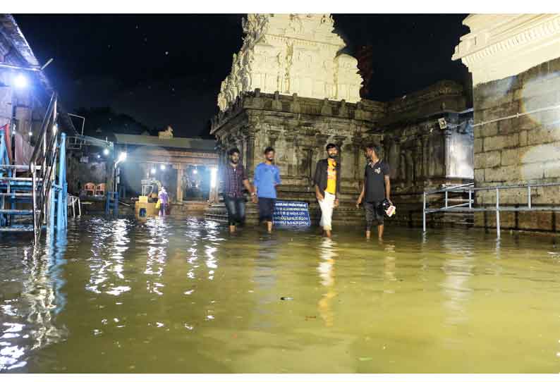 கோவிலில் தேங்கிய மழைநீர்