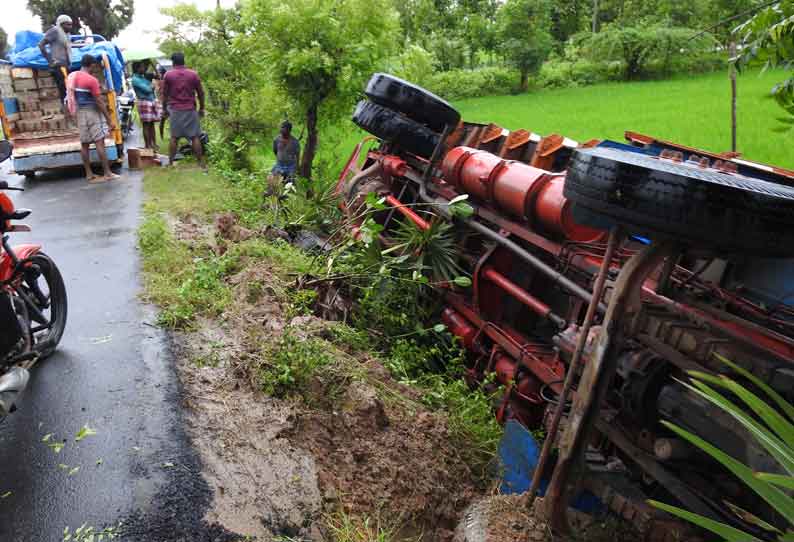 மதுபாட்டில்கள் ஏற்றி வந்த லாரி சாலையோர பள்ளத்தில் கவிழ்ந்தது