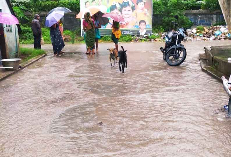 ஏரி நிரம்பி ஊருக்குள் புகுந்த வெள்ளம்