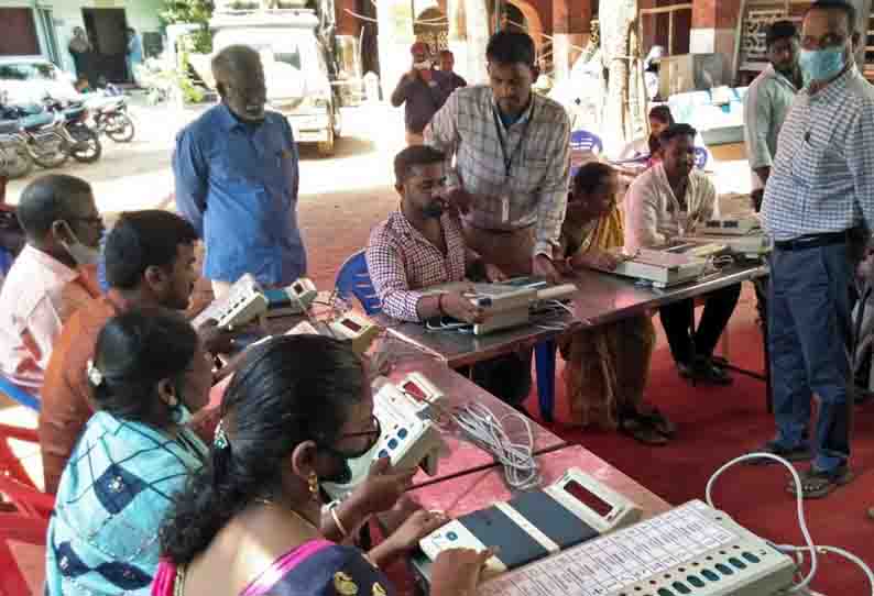 நகர்ப்புற உள்ளாட்சி தேர்தலுக்கு முன்னேற்பாடு:  மின்னணு வாக்குப்பதிவு எந்திரங்கள் சரிபார்ப்பு