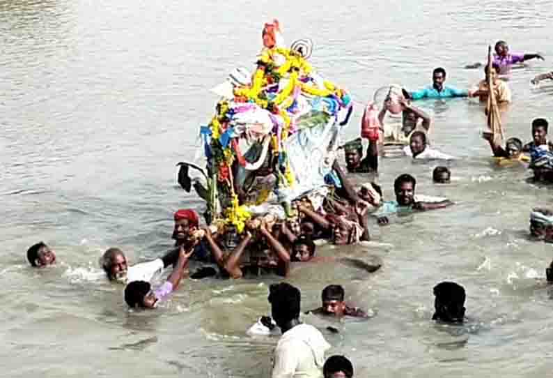 கறம்பக்குடி அருகே மயான பாதை இல்லாததால் கழுத்தளவு தண்ணீரில் 2 குளங்களை தாண்டி பிணத்தை தூக்கி செல்லும் அவலம்