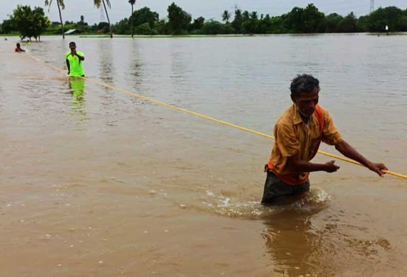 வேட்டவலம் அருகே  ஆற்று வெள்ளத்தில் சிக்கிய 11 பேர் கயிறு கட்டி மீட்பு