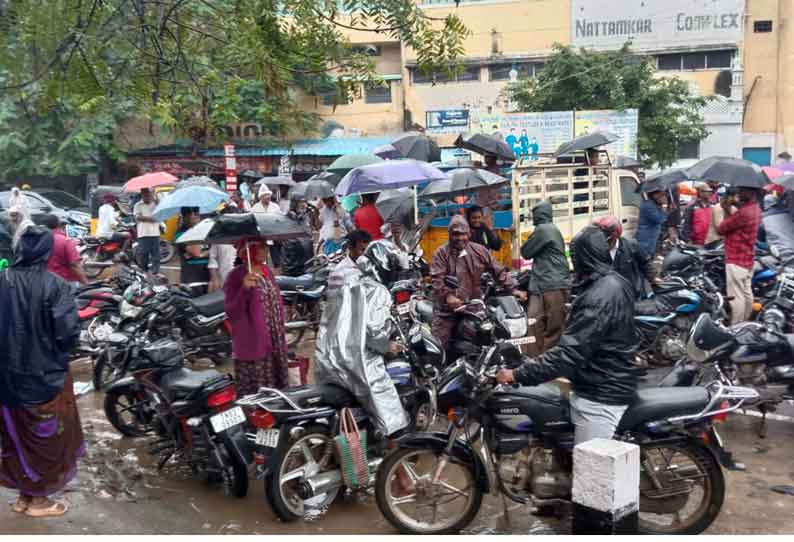 ஆம்பூரில் குடியிருப்புகளில் வெள்ளம் சூழ்ந்ததால் பொதுமக்கள் சாலை மறியல்