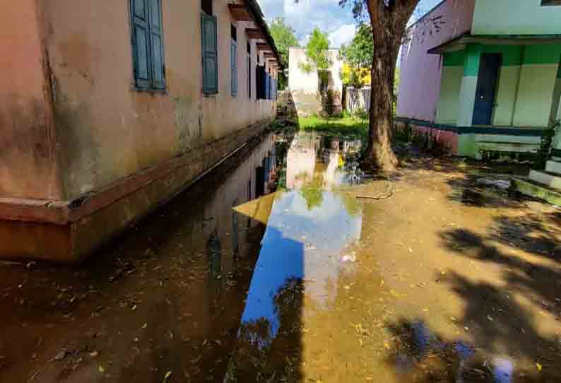 தேங்கி நிற்கும் மழைநீர்