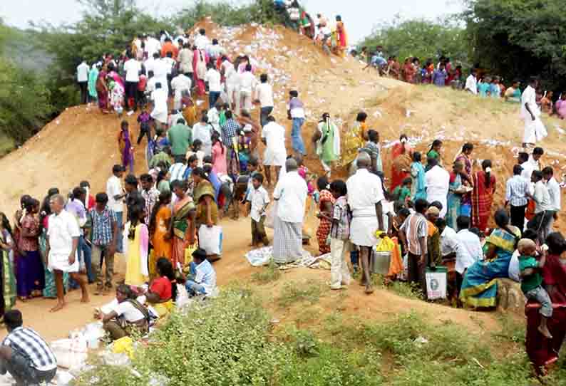 மணலை மலை போல குவித்து வழிபட்ட பக்தர்கள்