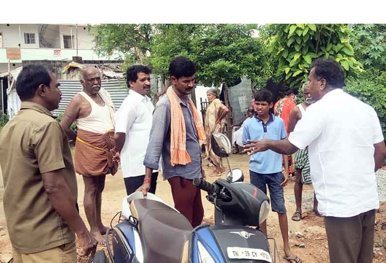 மாநகராட்சி அதிகாரியிடம் வாக்குவாதம் செய்த முன்னாள் கவுன்சிலர்