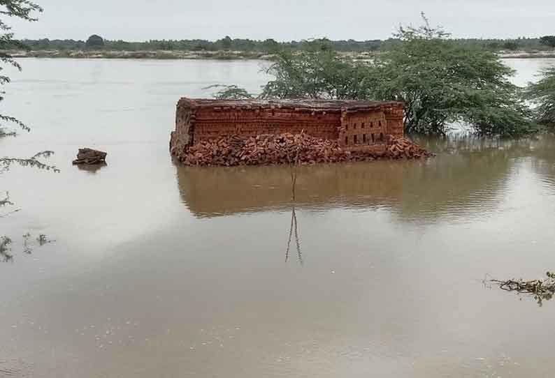 கொள்ளிடம் ஆற்றில் செங்கல் சூளைகள் மூழ்கின