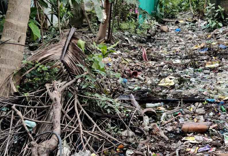 வடிகால் வாய்க்காலில் கழிவுநீர் தேங்குவதால் சுகாதார சீர்கேடு