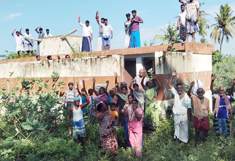 பழுதடைந்த கழிவறை கட்டிடத்தை சீரமைக்கக்கோரி கவன ஈர்ப்பு ஆர்ப்பாட்டம்