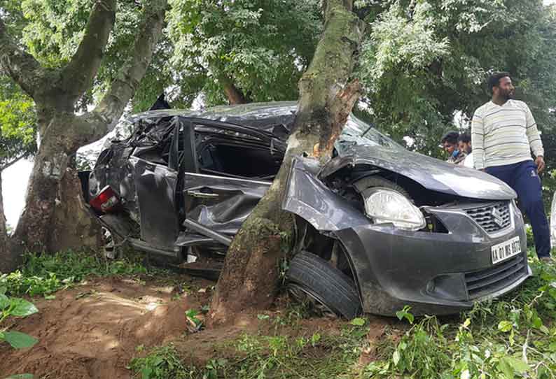 தேன்கனிக்கோட்டை அருகே கார் மரத்தில் மோதி டாக்டர் உள்பட 2 பேர் பலி  நண்பர்கள் 2 பேர் படுகாயம்