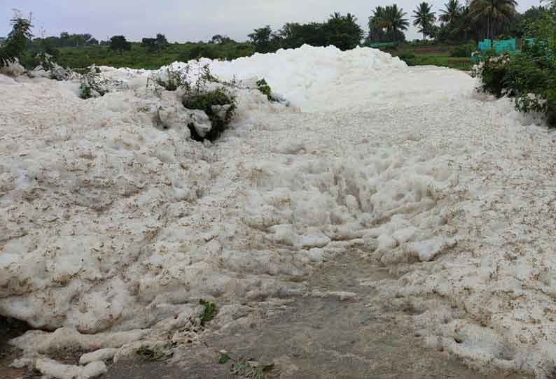 ஓசூர் கெலவரப்பள்ளி அணையில் இருந்து  மலைபோல் நுரை வெளியேறியதால் சாலை துண்டிப்பு