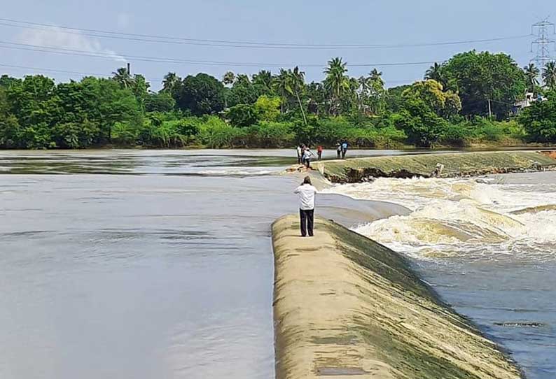 செல்லிப்பட்டு படுகை அணை உடைந்தது